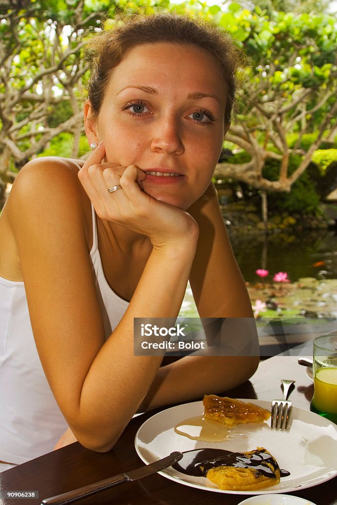 Ragazza nel ristorante - Foto stock royalty-free di Adulto