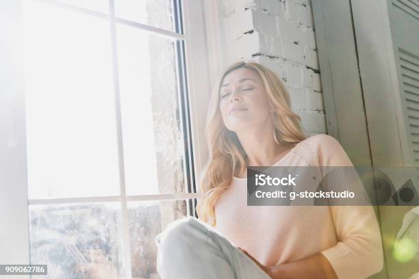 Photo libre de droit de Se Sentir Calme Et Heureuse banque d'images et plus d'images libres de droit de Femmes - Femmes, Une seule femme, Fenêtre