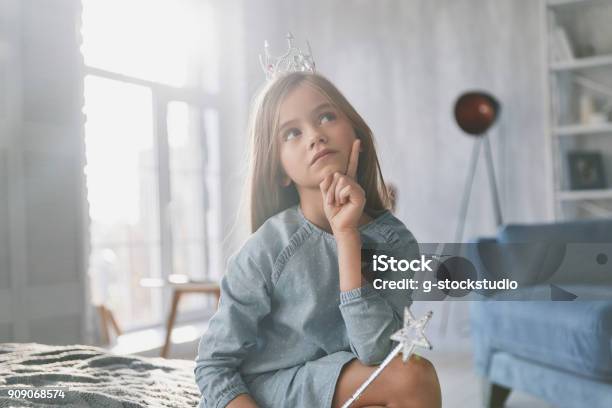 Was Wenn Stockfoto und mehr Bilder von Kind - Kind, Schmuck, Mädchen