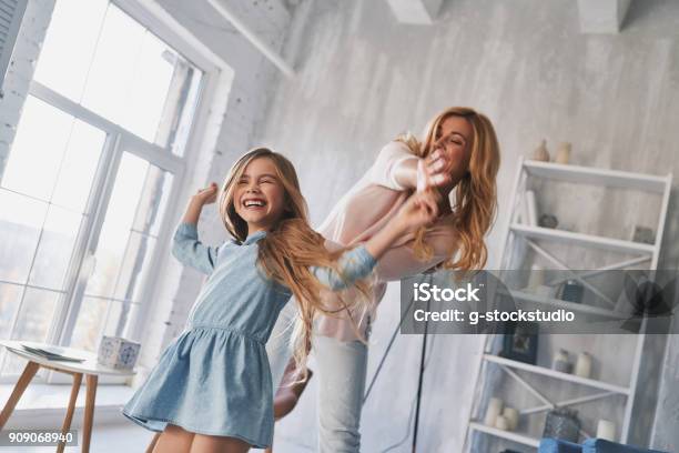 Carefree Tiempo Juntos Foto de stock y más banco de imágenes de Madre - Madre, Bailar, Vida doméstica