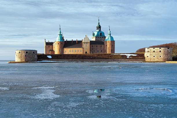 château de kalmar, suède - kalmar photos et images de collection