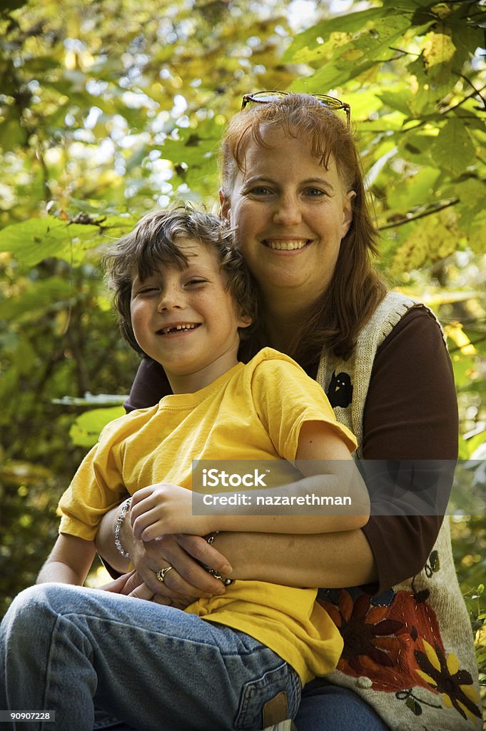 La famiglia ride - Foto stock royalty-free di Abbracciare una persona