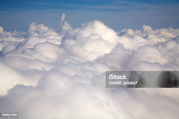 Foto de Vista Aérea Acima Das Nuvens e mais fotos de stock de Branco - Branco, Chuva, Céu - Fenômeno natural