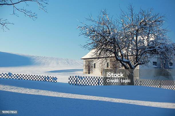 Farm Na Paisagem De Inverno - Fotografias de stock e mais imagens de Alpes Europeus - Alpes Europeus, Alta Áustria, Ao Ar Livre