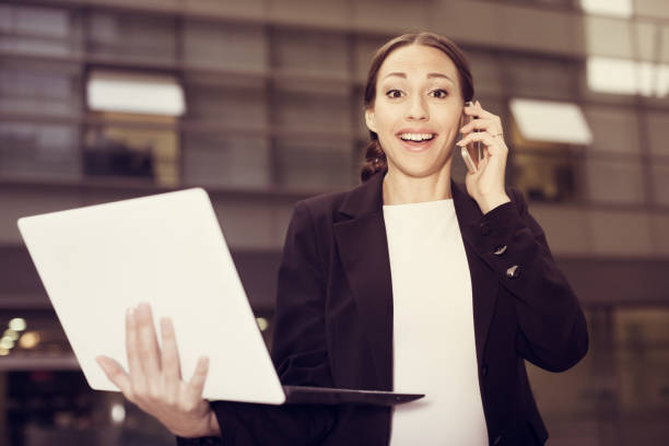 director creativo de la mujer es feliz después de acuerdo sobre la transacción exitosa - success signing businesswoman serious fotografías e imágenes de stock