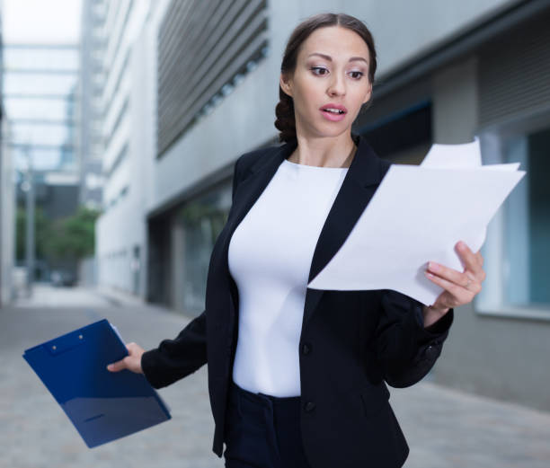 mujer grave está satisfecho de los resultados del informe financiero - success signing businesswoman serious fotografías e imágenes de stock