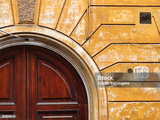 Antigua Puerta De Madera Y Paredes De Color Amarillo Foto de stock y más banco de imágenes de Abstracto