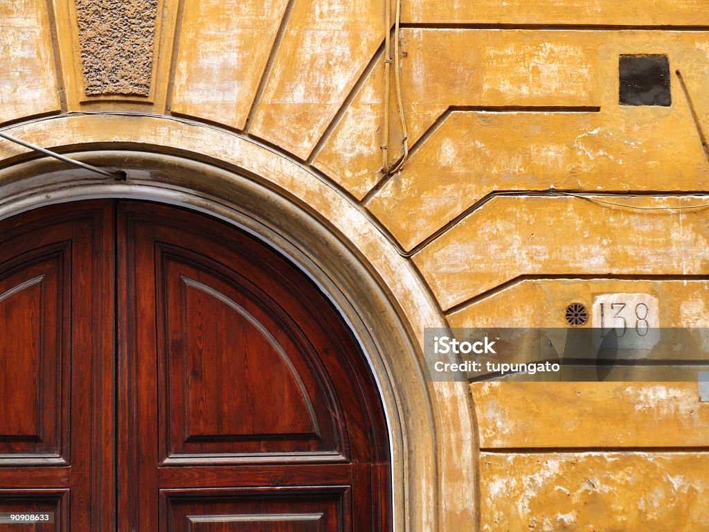 Vecchia porta in legno e muro giallo - Foto stock royalty-free di Appartamento