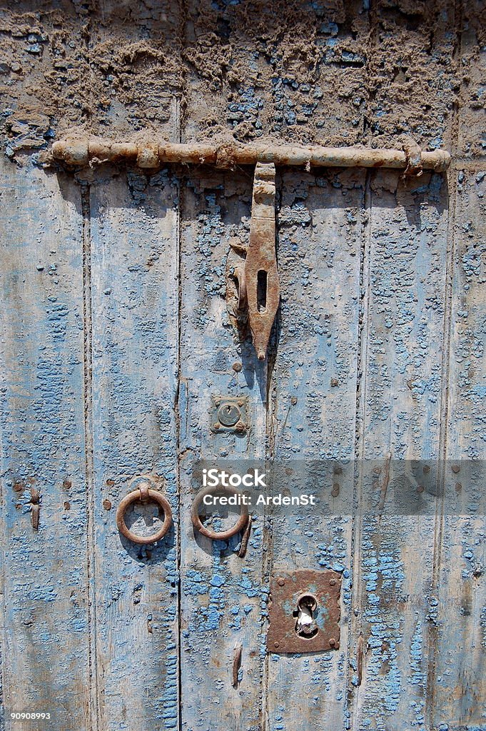 Azul puerta de madera con cierre de latón - Foto de stock de Anticuado libre de derechos