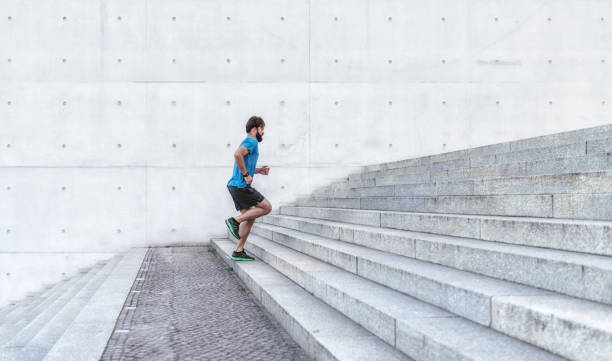 joven barbudo deportistas corriendo escaleras al aire libre - staircase running moving up jogging fotografías e imágenes de stock