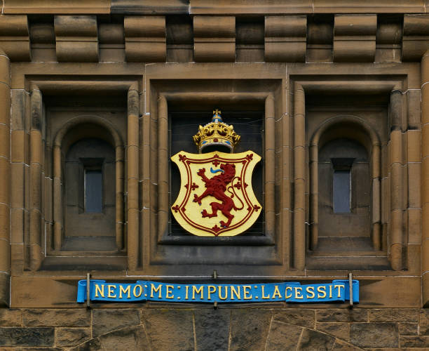 écossais des armoiries et une devise nationale écossaise au-dessus de l’entrée principale du château d’edimbourg - latin motto photos et images de collection