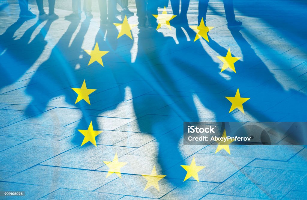 Bandera de la UE y las sombras de la imagen del concepto de personas - Foto de stock de Europa - Continente libre de derechos