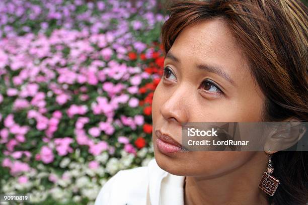 Romántico De Pensamientos Foto de stock y más banco de imágenes de Mirar hacia arriba - Mirar hacia arriba, Mujeres, Una sola mujer