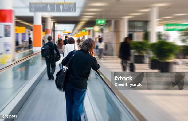 Andare Al Porta - Fotografie stock e altre immagini di Aeroporto - Aeroporto, Arrivo, Attività fisica