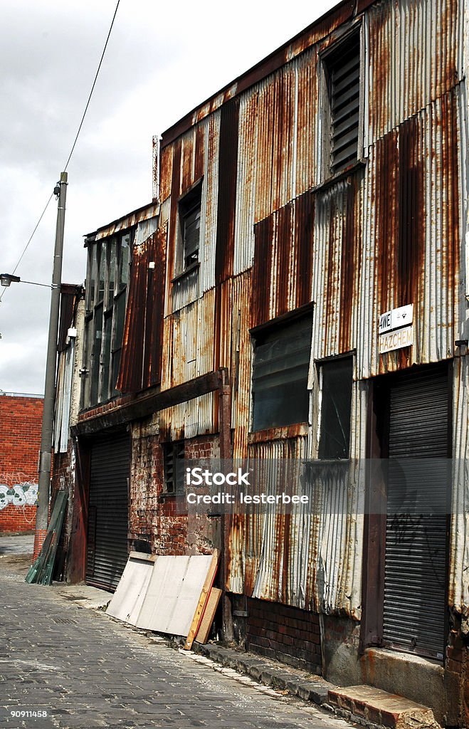 Enferrujado fachada armazém - Foto de stock de Antigo royalty-free