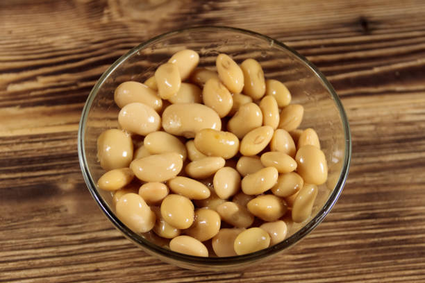 istock White kidney bean in glass bowl on wooden table 909115018