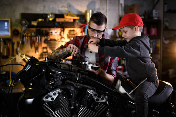 istock Motorcycle repair shop 909115802