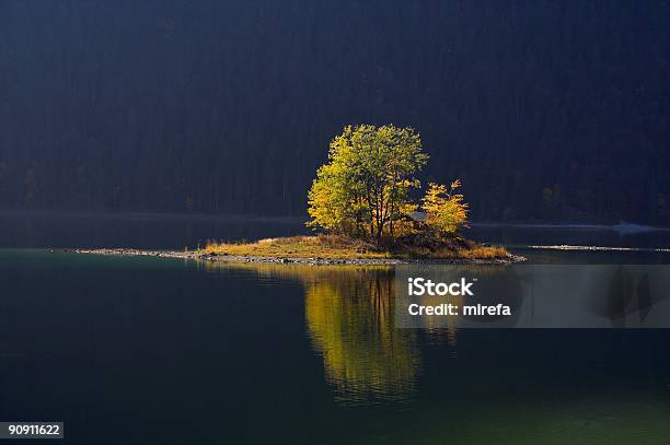 Isla De Solitario En Otoño Foto de stock y más banco de imágenes de Acantilado - Acantilado, Agua, Aire libre