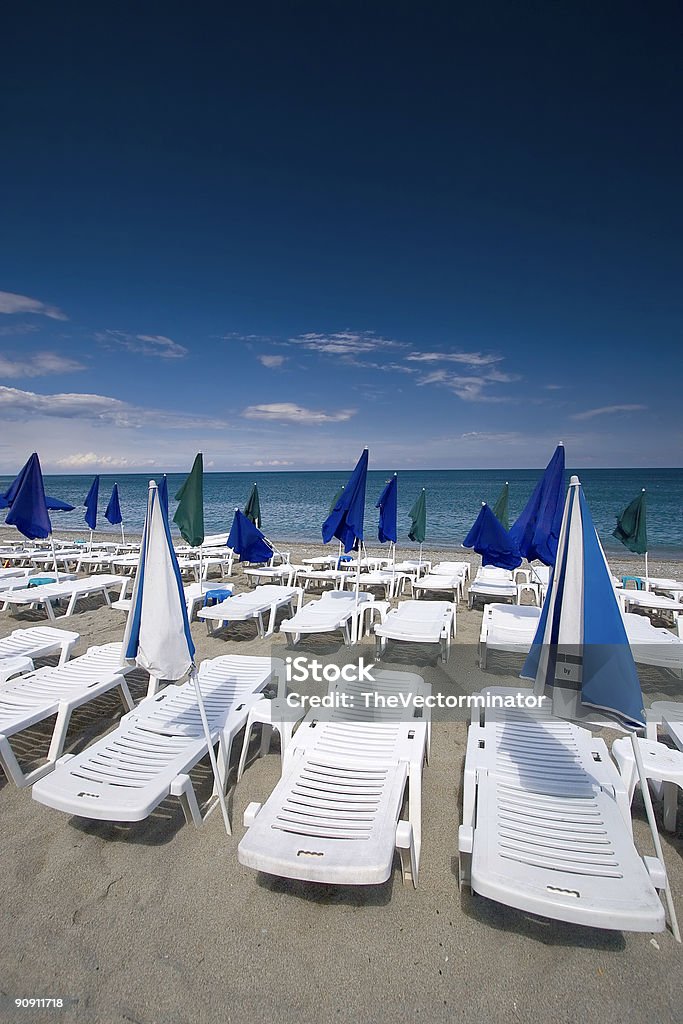 Été vue sur la mer avec terrasse, de chaises longues et de parasols - Photo de Bleu libre de droits