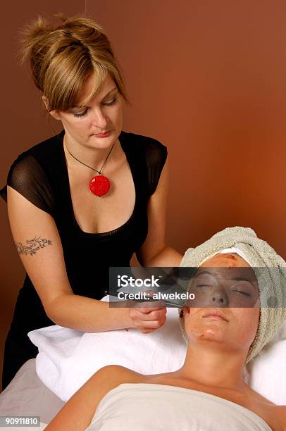 Spagesichtsbehandlung Mit Maske Auftragen Von Kosmetiker Stockfoto und mehr Bilder von Kosmetiker - Lehrberuf