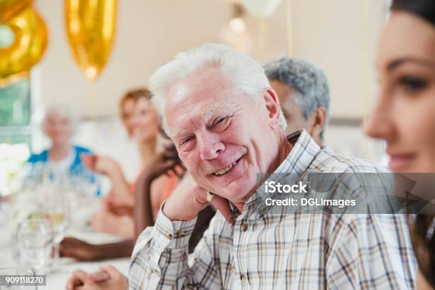 Ältere Mann Auf Einer Geburtstagsfeier Stockfoto und mehr Bilder von Alter Erwachsener - Alter Erwachsener, Party, Spaß