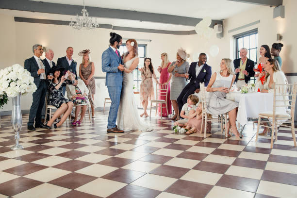 ersten tanz bei unserer hochzeit - dance floor stock-fotos und bilder