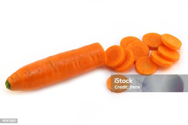 Органические Морковь Частично Нарезанные Изолированные На Белом — стоковые фотографии и другие картинки Морковь