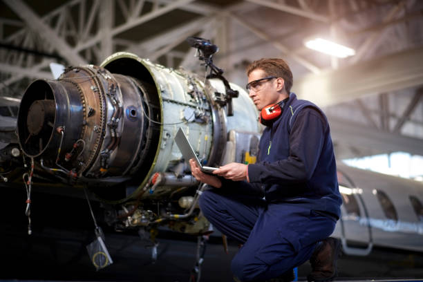 格納庫内の航空機整備士 - aerospace industry airplane jet engine repairing ストックフォトと画像