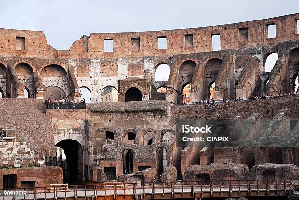Colosseo - Fotografie stock e altre immagini di Ambientazione esterna - Ambientazione esterna, Anfiteatro, Antica civiltà