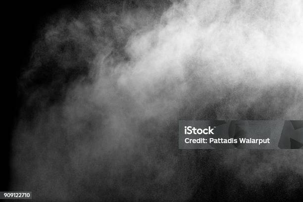 Ins Leben Gerufen Weiße Partikel Spritzer Auf Schwarzem Hintergrund Bizarre Formen Der Weißen Pulver Explosion Wolke Vor Einem Dunklen Hintergrund Stockfoto und mehr Bilder von Rauch