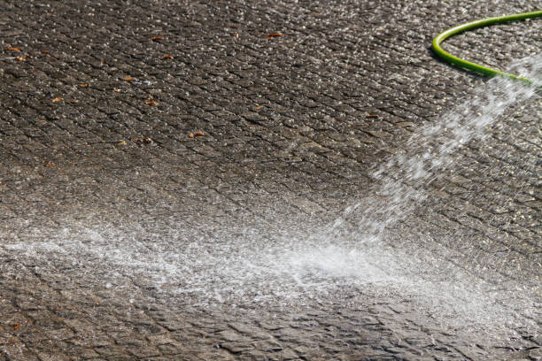 istock Cleaning the street. 909125752