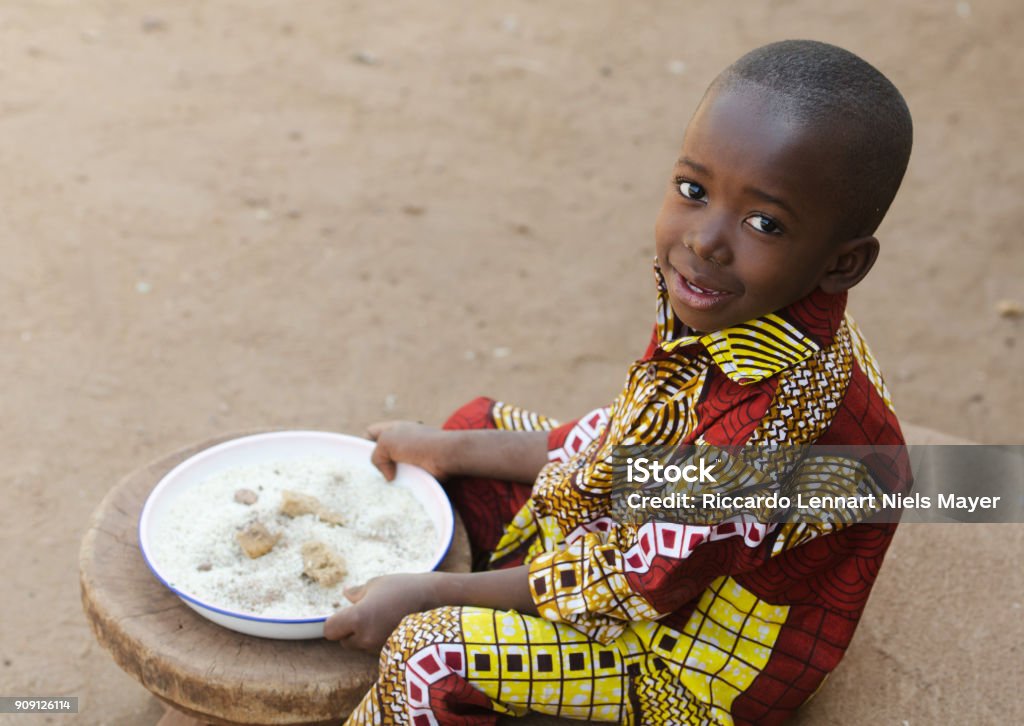 Manger en Afrique - petit garçon noir symbole de la faim - Photo de Afrique libre de droits