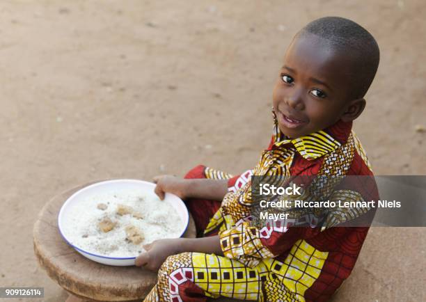 Photo libre de droit de Manger En Afrique Petit Garçon Noir Symbole De La Faim banque d'images et plus d'images libres de droit de Afrique