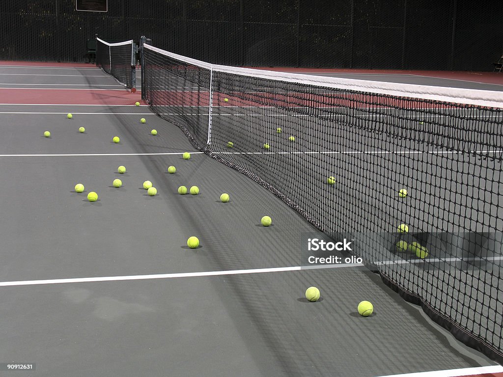 court de Tennis de nuit avec beaucoup de balles éparpillés - Photo de Balle de tennis libre de droits