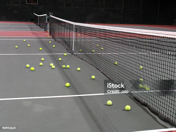 Photo libre de droit de Court De Tennis De Nuit Avec Beaucoup De Balles Éparpillés banque d'images et plus d'images libres de droit de Balle de tennis