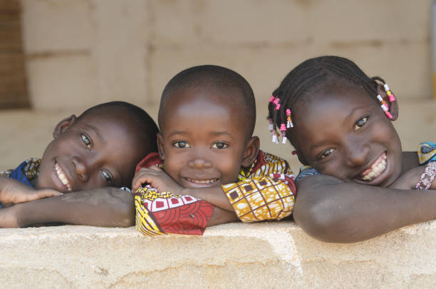 splendido ritratto di bambini neri africani sorridente e ridendo - african children foto e immagini stock