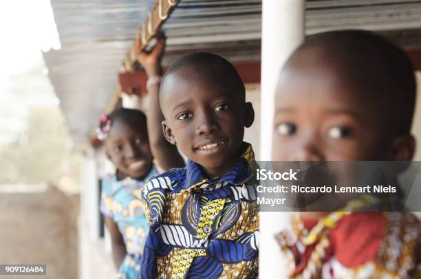 Tres Africanos Los Niños Sonriendo Y Ríe Al Aire Libre Foto de stock y más banco de imágenes de África