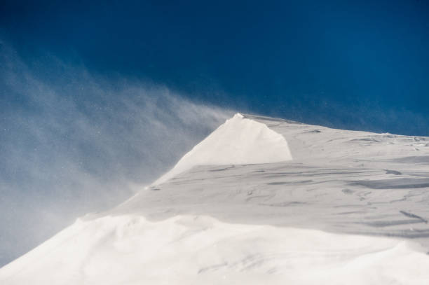istock Clear and high mountain snowdrift under the sky 909126924