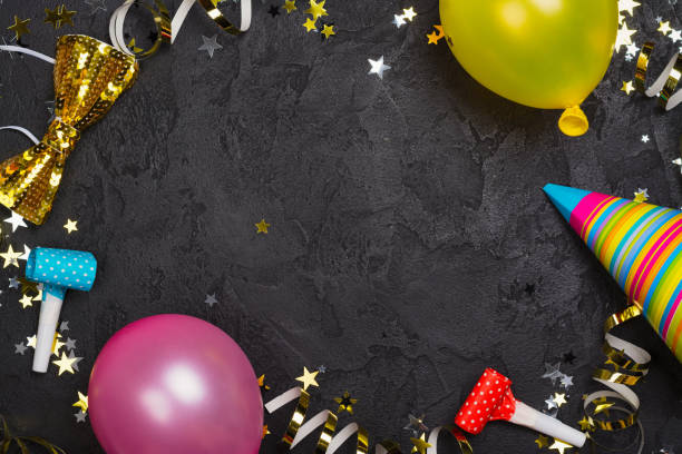 fundo brilhante carnaval festivo com chapéus, serpentinas, confetes e balões - birthday card streamer party balloon - fotografias e filmes do acervo