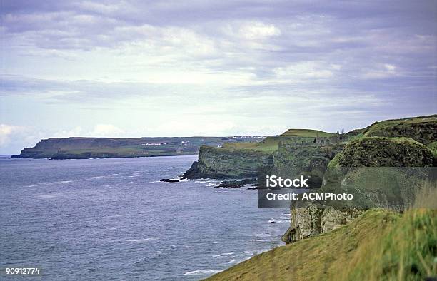 Irlanda Do Norte Cliffs - Fotografias de stock e mais imagens de Ao Ar Livre - Ao Ar Livre, Arcaico, Arruinado