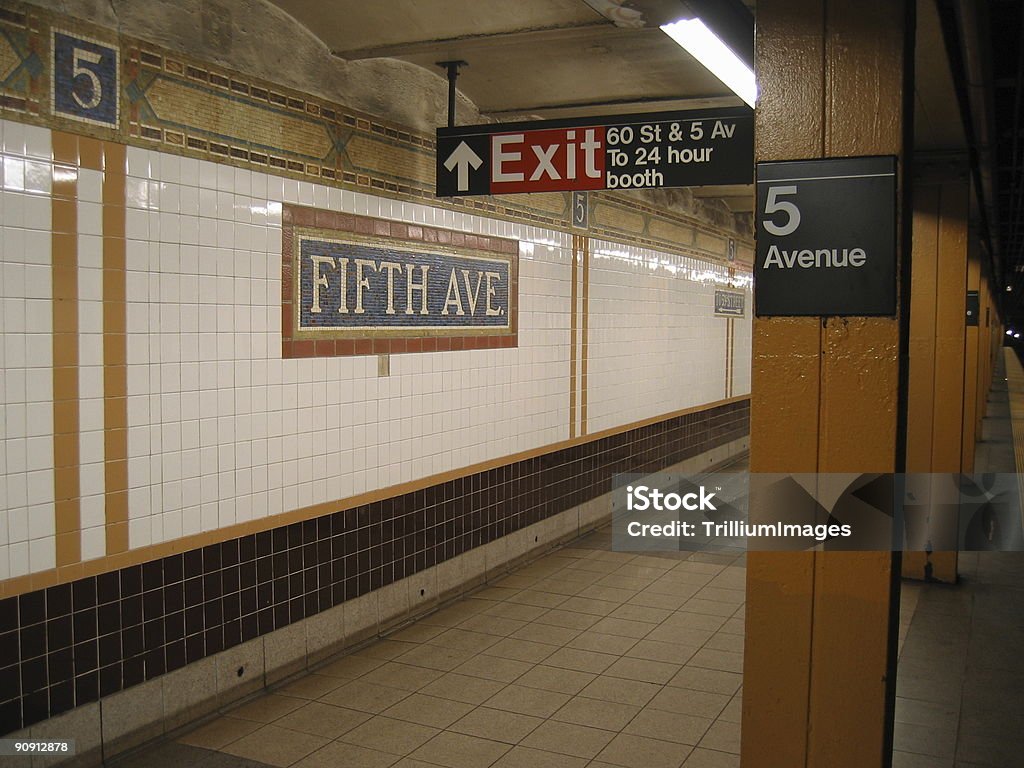 Fifth Avenue de la estación de metro - Foto de stock de Quinta Avenida libre de derechos