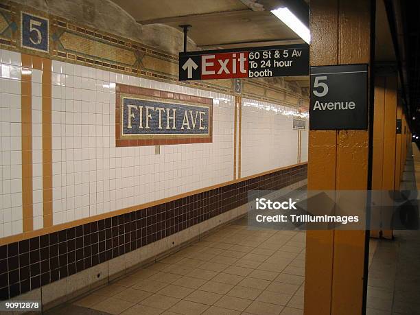 Fifth Avenue De La Estación De Metro Foto de stock y más banco de imágenes de Quinta Avenida - Quinta Avenida, Metro de Nueva York, Estación de metro