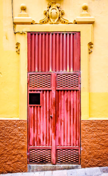 istock old rundown door 909132538