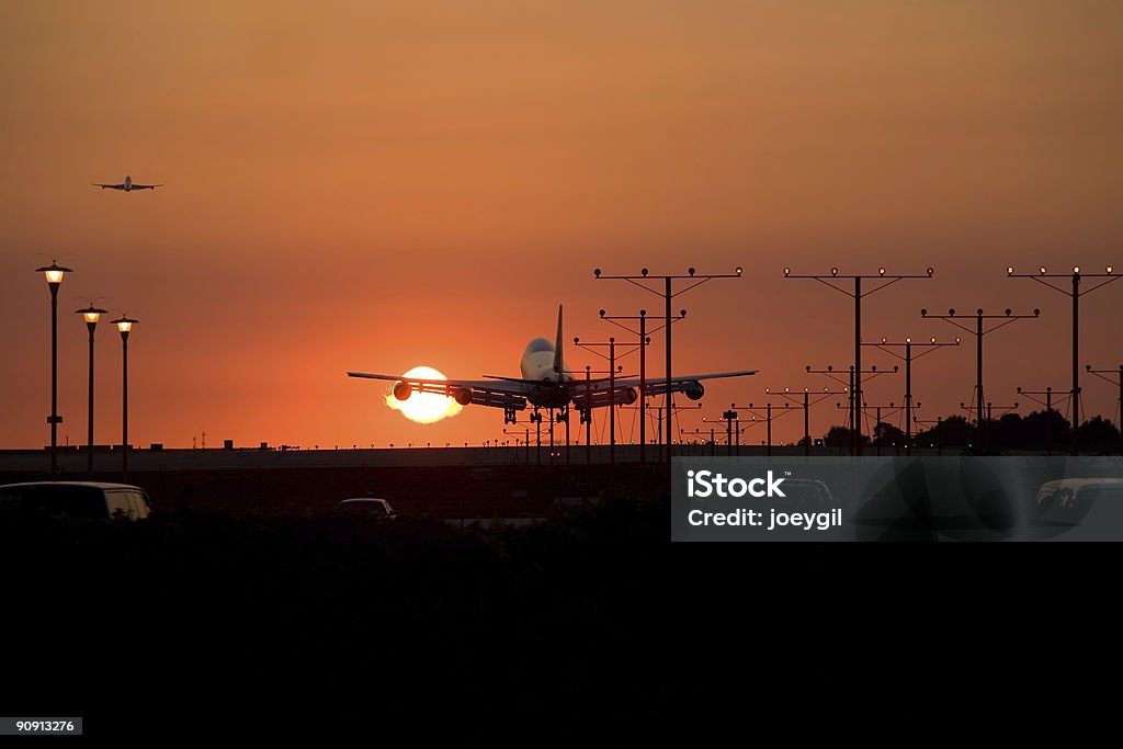 Atardecer Jet Landing 4 - Foto de stock de Avión libre de derechos