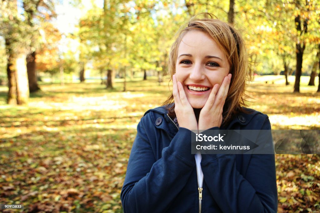 Eufórico Loira caucasiana Menina no Outono Park - Royalty-free Adolescente Foto de stock