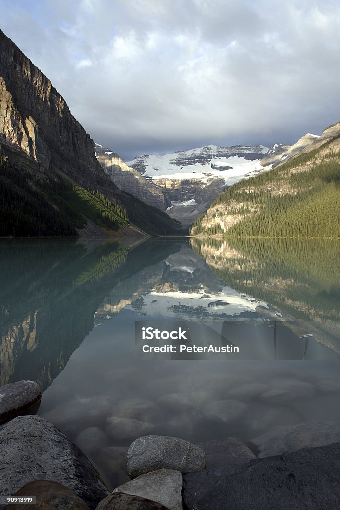 Lake Louise de gelo - Foto de stock de Alberta royalty-free