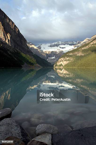 Foto de Lake Louise De Gelo e mais fotos de stock de Alberta - Alberta, Banff, Canadá