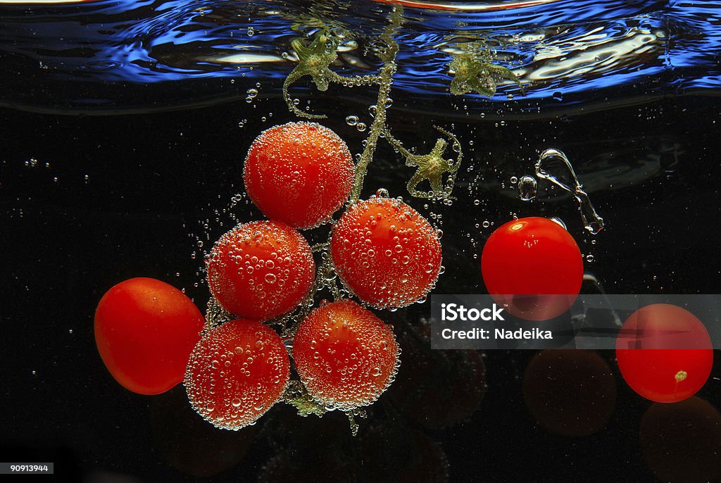 Tomatos im pool von Wasser drei auf beiden Seiten - Lizenzfrei Atelier Stock-Foto