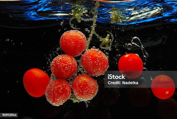 Tomatos Na Piscina De Água Três Em Ambos Os Lados - Fotografias de stock e mais imagens de Arremessar - Arremessar, Bolha - Estrutura Física, Comida