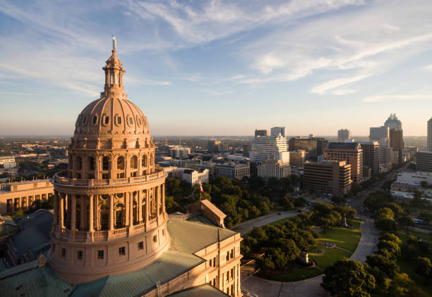 edificio del capitolio de austin, texas, edificio gubernamental cielo azul - statue history flag sculpture fotografías e imágenes de stock